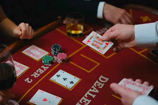 croupier qui distribue les cartes