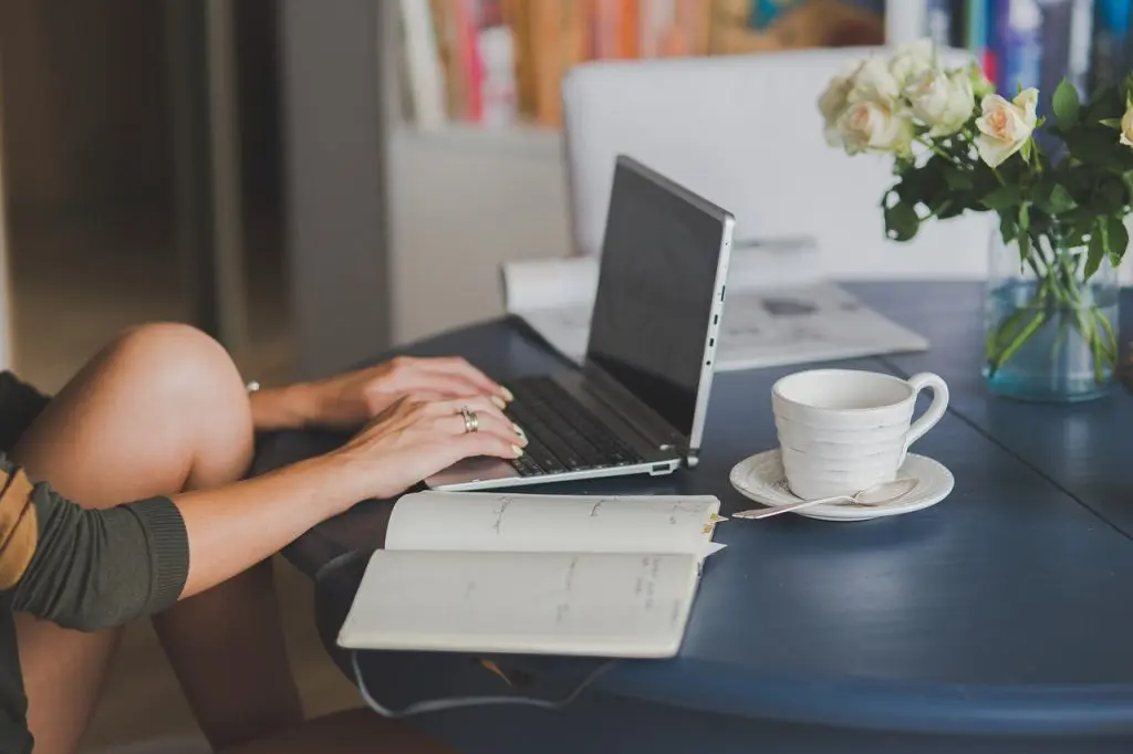 freelance travaillant sur ordinateur
