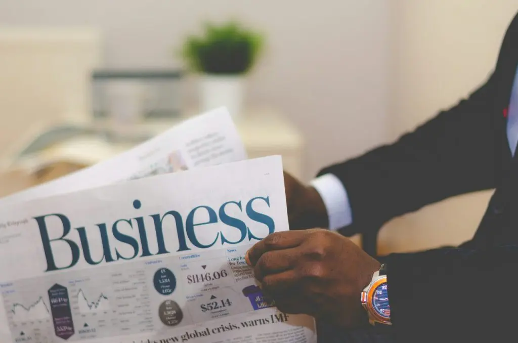 homme d'affaires lisant le journal