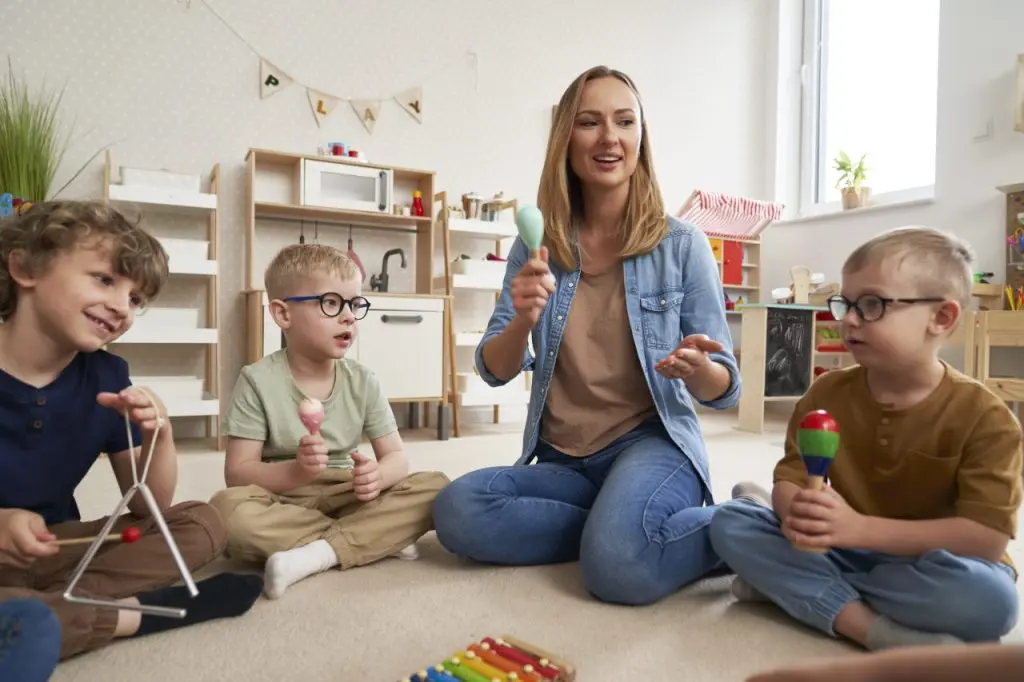 Enfants suivant des cours de musique avec instruments de musique