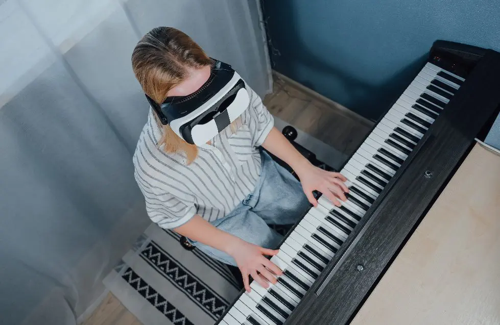 La jeune fille étudie le jeu sur le phono avec des lunettes VR