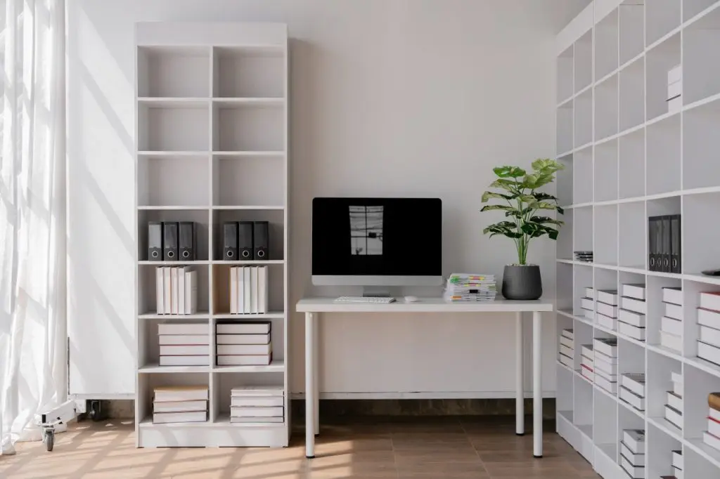 Ordinateur moderne sur table dans un bureau, lieu de travail élégant