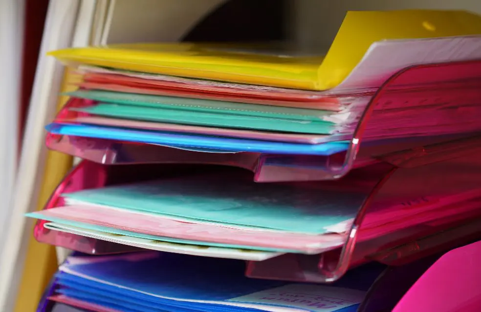 Fournitures de bureau et documents dans un bureau