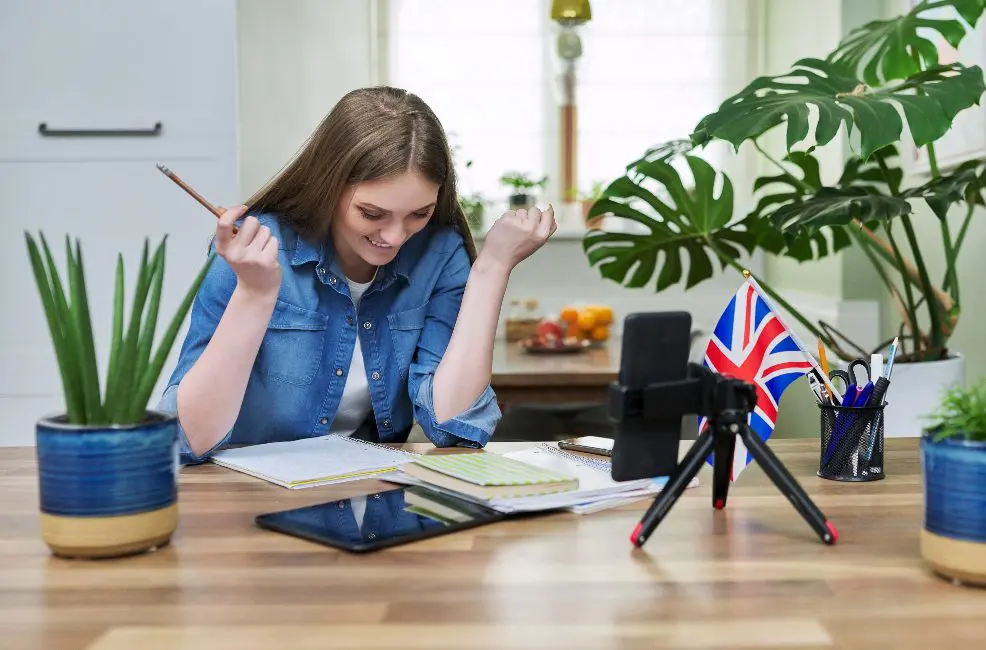 Leçon d'anglais en ligne, jeune femme enseignant l'anglais aux étudiants